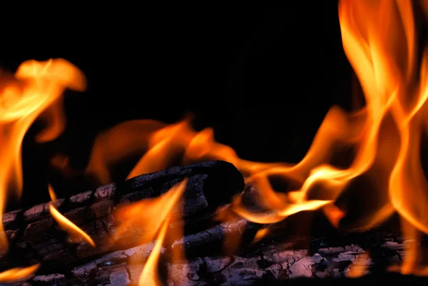 Vuur hout branden op een zwart — Stockfoto