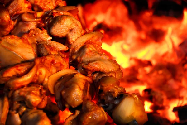 A carne frita-se no fogo — Fotografia de Stock