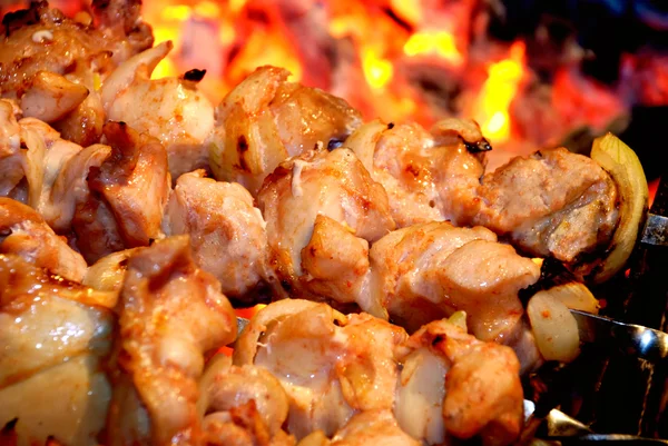 El primer plano de la preparación shish kebab a fuego — Foto de Stock