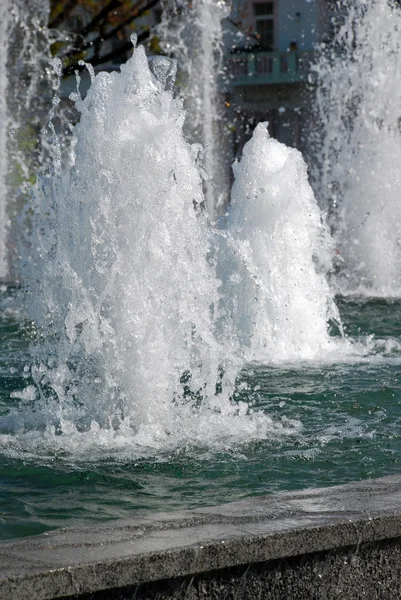 Szökőkút város parkban a meleg délutáni — Stock Fotó