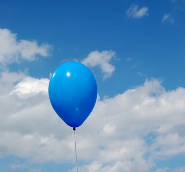 Den blå bollen flyger upp i himlen — Stockfoto