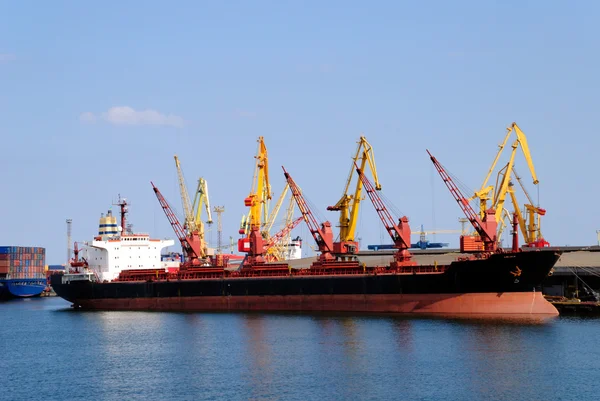 O navio de carga com contentores descarrega no porto — Fotografia de Stock