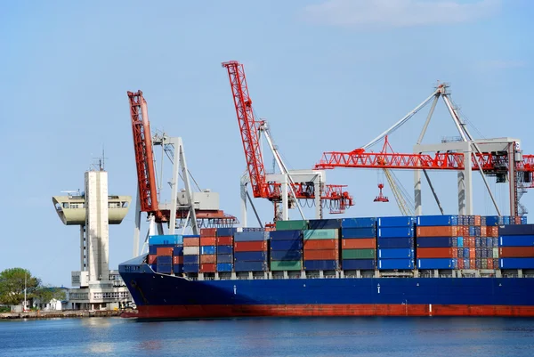Das Frachtschiff mit Containern entlädt sich im Hafen — Stockfoto