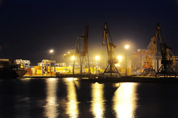 Vue nocturne du port industriel — Photo
