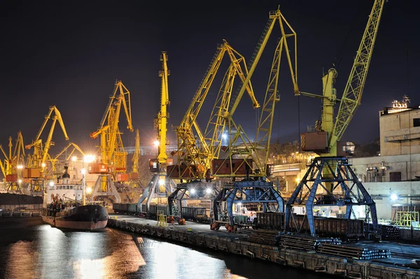 Vista nocturna del puerto industrial y del buque — Foto de Stock