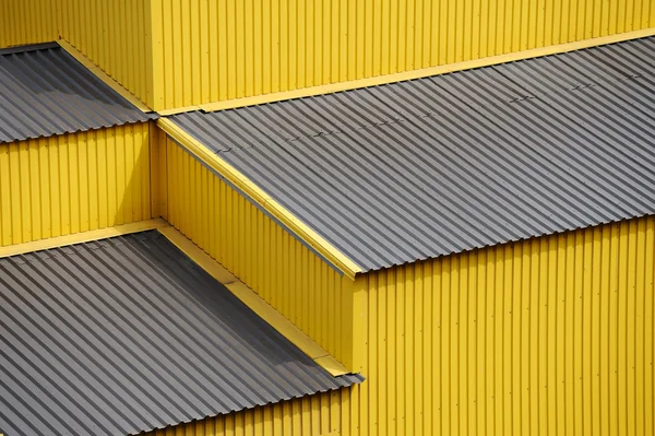 Gele gevelbekleding wand en dak — Stockfoto