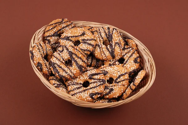 Cesta con galletas en esmalte de chocolate — Foto de Stock