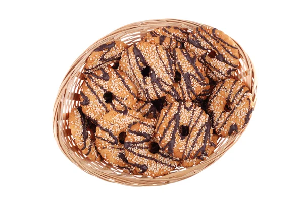 Cesta com biscoitos em esmalte de chocolate — Fotografia de Stock