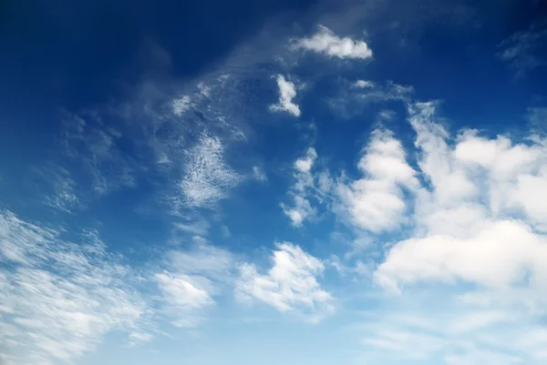 Harde wolken tegen blauwe hemel — Stockfoto