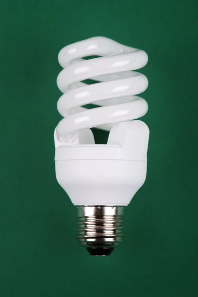 Lampadina a risparmio energetico su verde — Foto Stock