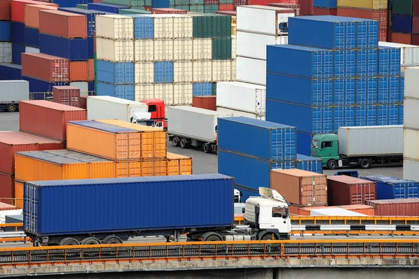 Vrachtwagen draagt container naar magazijn in de buurt van de zee — Stockfoto