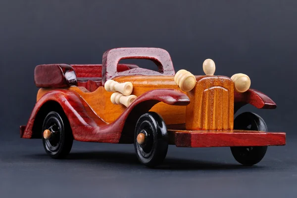 Um carro de brinquedo feito de madeira — Fotografia de Stock
