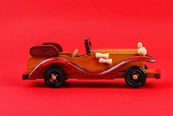 Ein Spielzeugauto aus Holz — Stockfoto