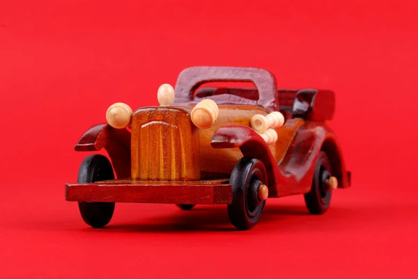 Um carro de brinquedo feito de madeira — Fotografia de Stock