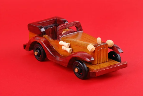 Um carro de brinquedo feito de madeira — Fotografia de Stock