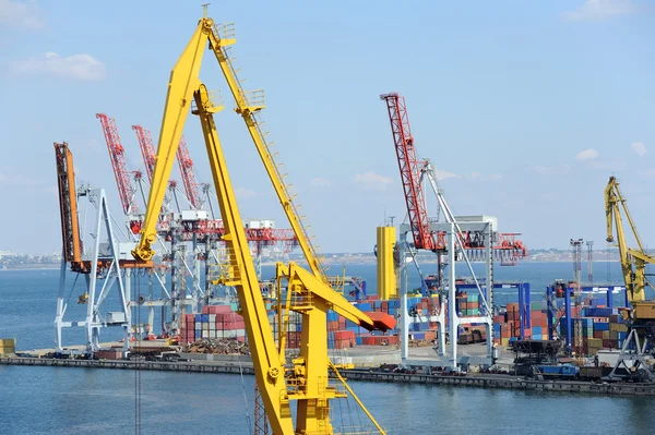 Almacén portuario con cargas y contenedores — Foto de Stock