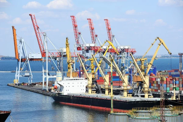 O navio é descarregado no porto — Fotografia de Stock