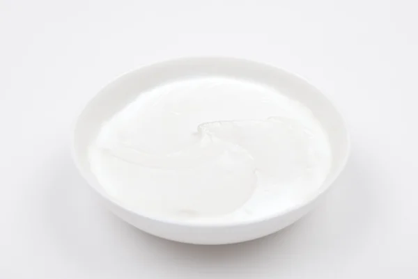 Λευκή κρέμα σερβίρεται σε ένα πιατάκι — Φωτογραφία Αρχείου