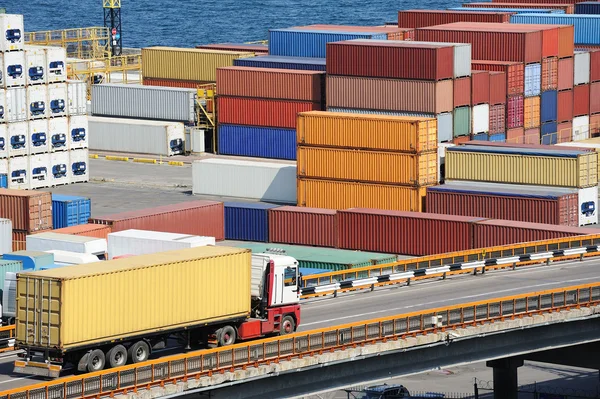 Camion transporte conteneur à entrepôt près de la mer — Photo