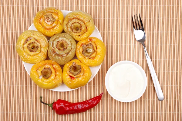 Gevulde paprika op een mat — Stockfoto