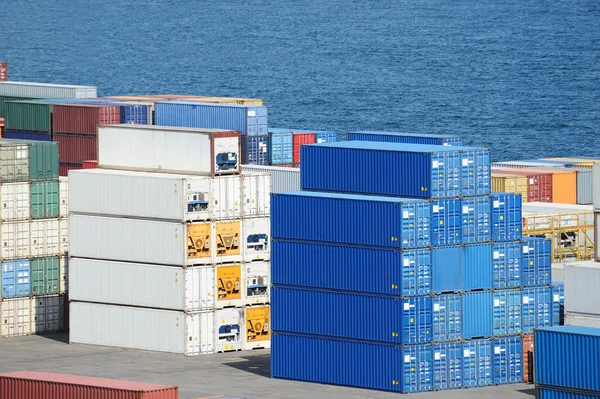 Container-Lager und Meer — Stockfoto