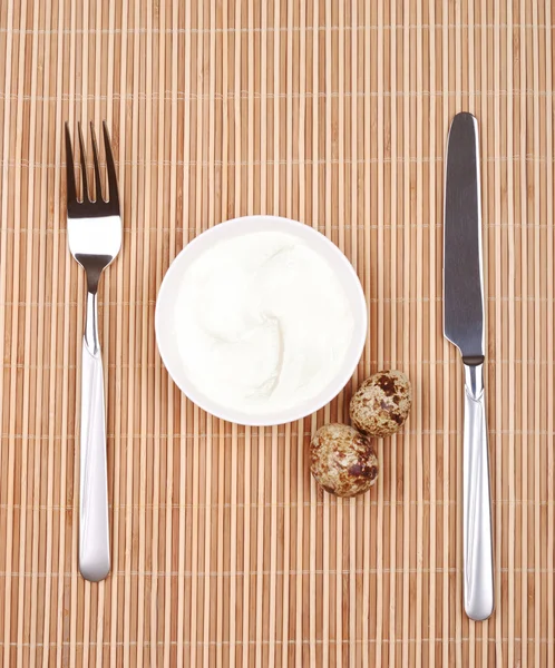 Mayonnaise dans une soucoupe et oeufs de caille — Photo