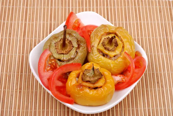 Paprika farci et tomate dans une assiette — Photo