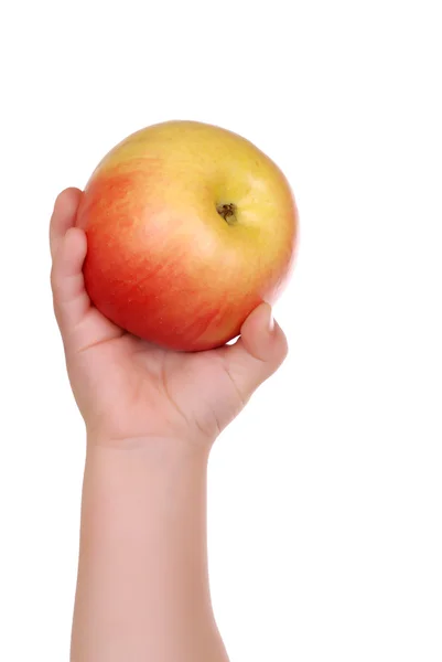 La mano de los niños sostiene una manzana — Foto de Stock