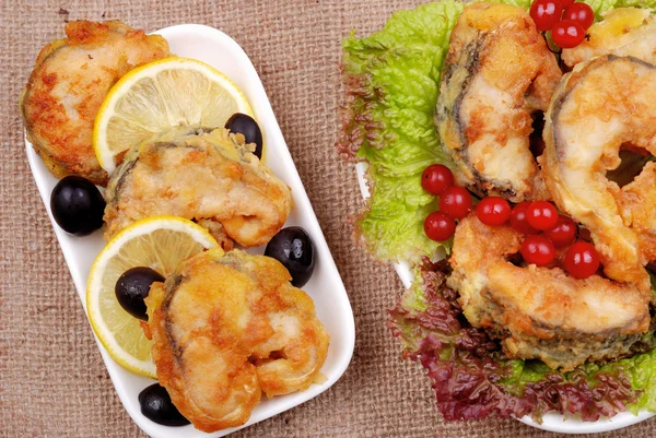 Das servierte Gericht aus Fisch, Salat, Oliven und Preiselbeere — Stockfoto