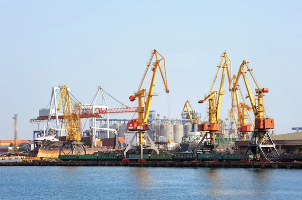 Skladiště přístavu s nákladu a kontejnery — Stock fotografie