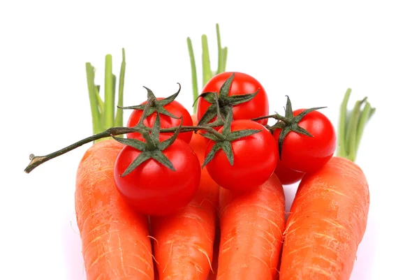 Морковь и помидоры на белом — стоковое фото
