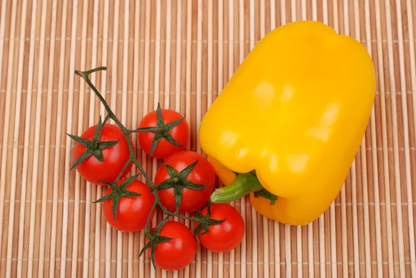 Branche une tomate et poivron jaune — Photo