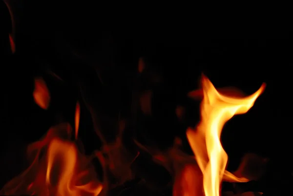 Крупный план огня на черном фоне — стоковое фото