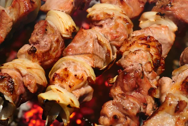 Las rodajas de carne se preparan a fuego — Foto de Stock