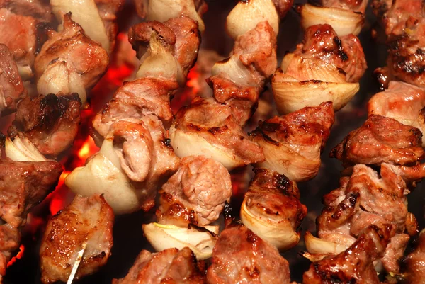 As partes de carne preparam-se no fogo — Fotografia de Stock