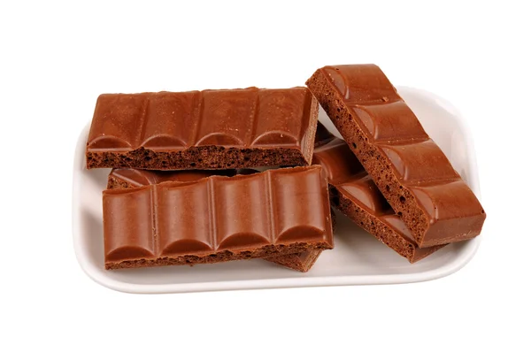 Stukken van chocolade bar op een plaat — Stockfoto
