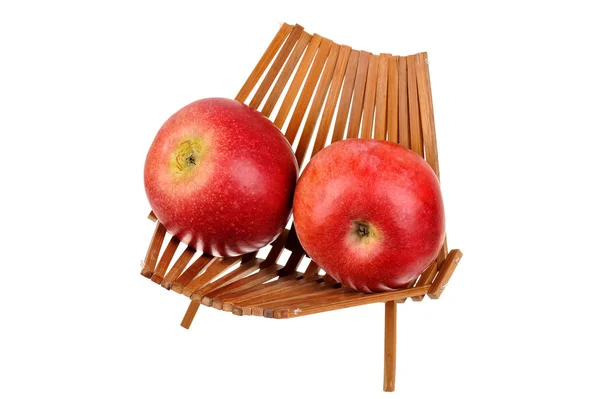 Dos manzanas rojas en una cesta —  Fotos de Stock