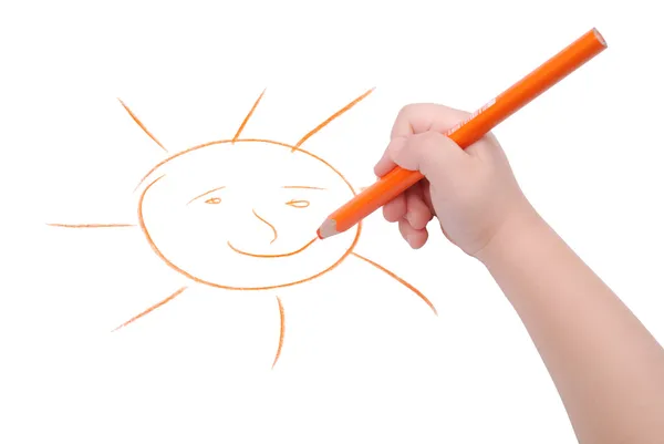Main d'enfant avec crayon dessine le soleil — Photo