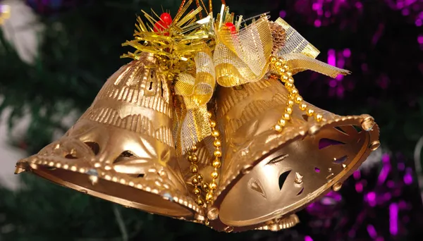 Goldene Weihnachtsglocke hängt an Tanne — Stockfoto