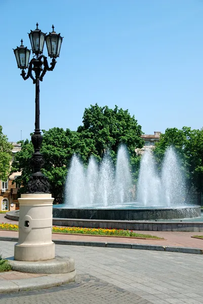 Parcul orașului cu o fântână și felinar — Fotografie, imagine de stoc