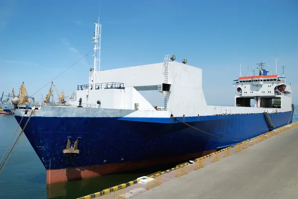 Barco de ferry amarrado en puerto —  Fotos de Stock