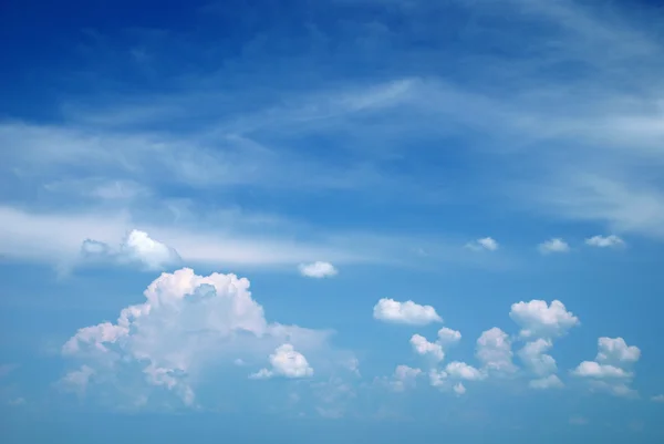 Djup blå himmel som bakgrund — Stockfoto