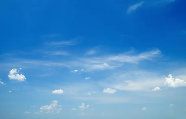 Cielo azul profundo como fondo — Foto de Stock