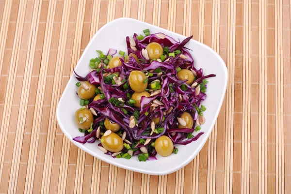 Fräsch sallad från grönsaker på en tallrik — Stockfoto