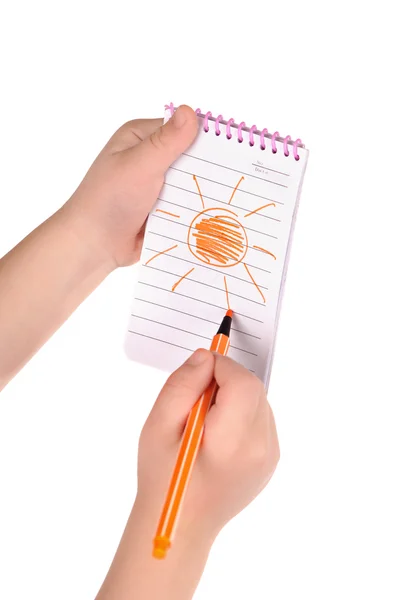 Las manos de los niños sostienen el cuaderno con un sol pintado —  Fotos de Stock