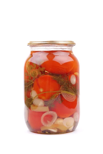 Ясная стеклянная банка из разноцветных маринованных овощей — стоковое фото