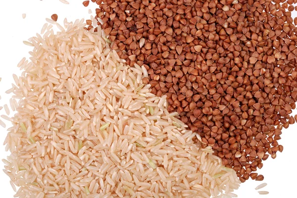 Un puñado de arroz y trigo sarraceno aislados — Foto de Stock