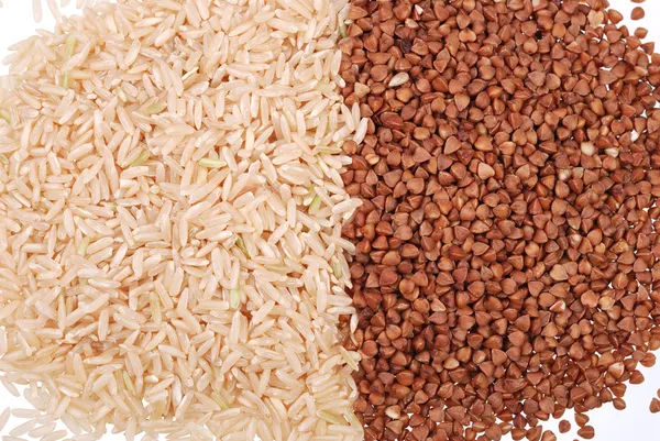 Garść zboża, ryż i Kasza gryczana, na białym tle — Zdjęcie stockowe