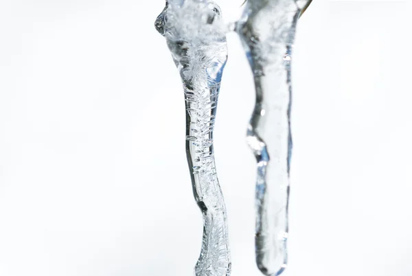 Macro foto van ijspegels op wit — Stockfoto
