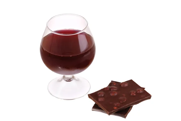 Kieliszek do wina czerwonego i czekolady na białym tle — Zdjęcie stockowe